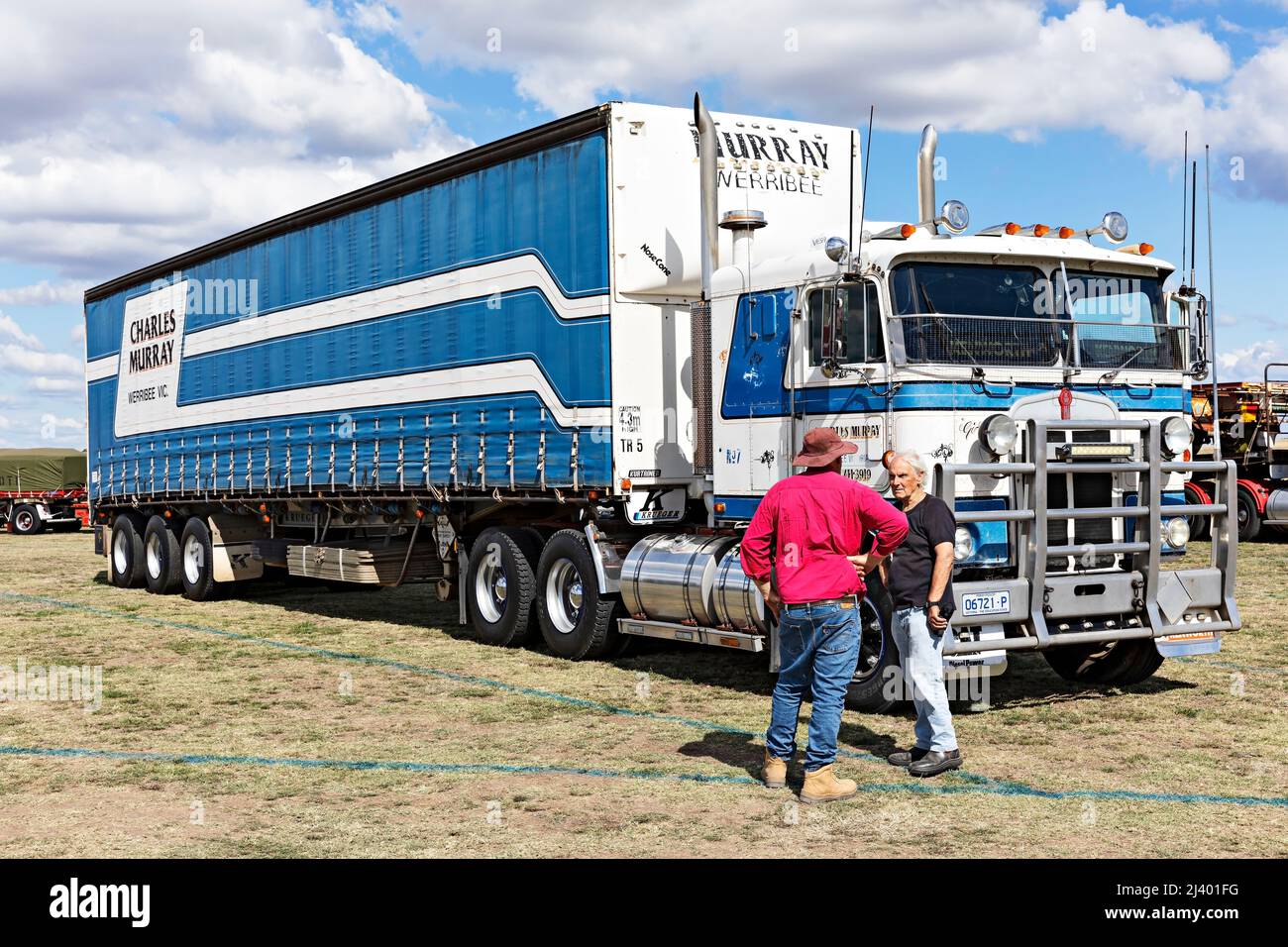Trucks Australia / Two Australian truck drivers having a chat in the